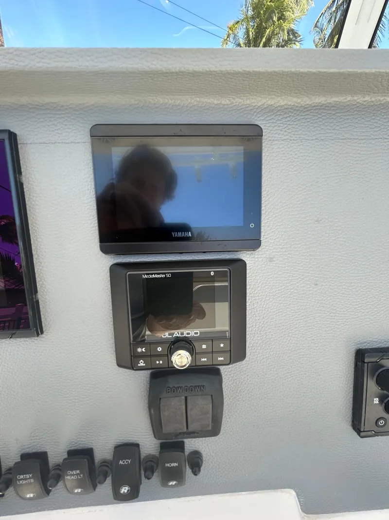 Slide: The Image of Boat dashboard with Yamaha display and controls, Release 210 RX, 2023 model. - 31