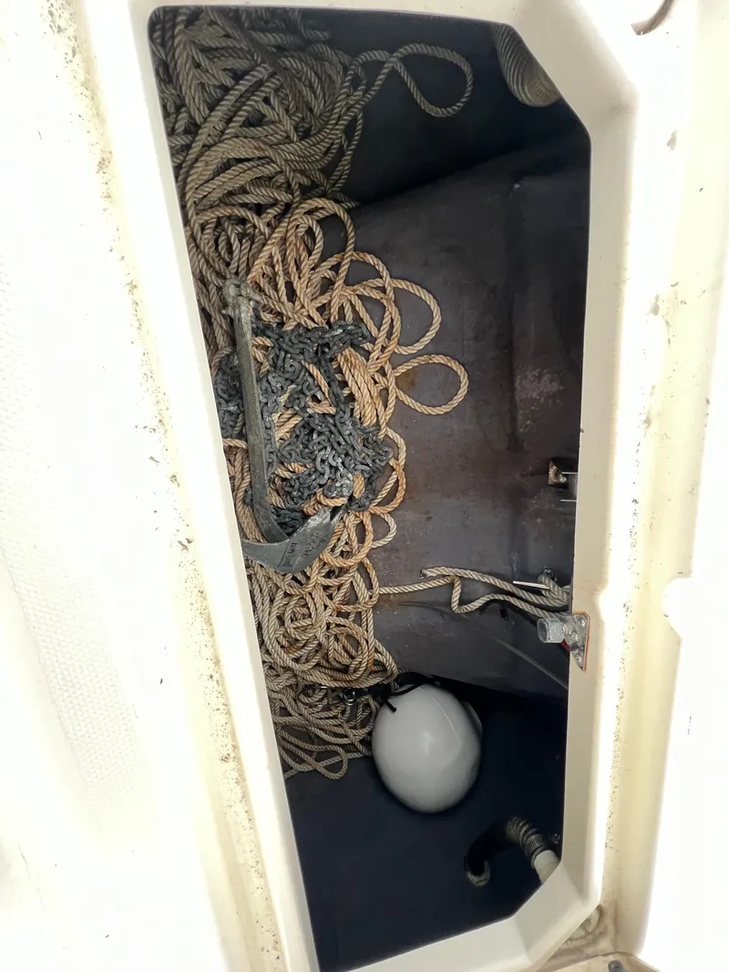 Slide: The Image of Storage compartment with ropes and buoy on a 1998 World Cat 270TE boat. - 10