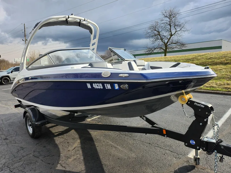 Slide: The Image of 2017 Yamaha Boats AR190 on trailer, parked outdoors under cloudy sky. - 5
