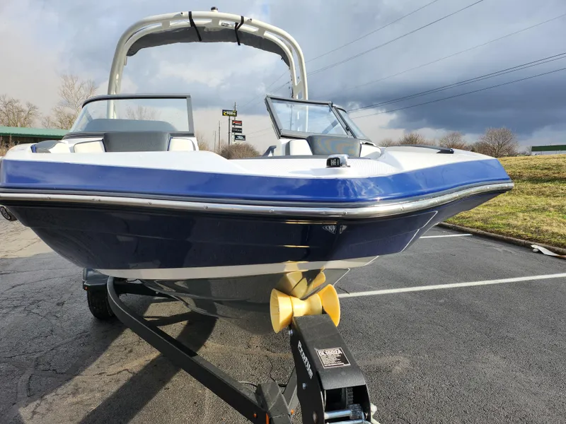 Slide: The Image of 2017 Yamaha Boats AR190 on trailer, parked outdoors under cloudy sky. - 6