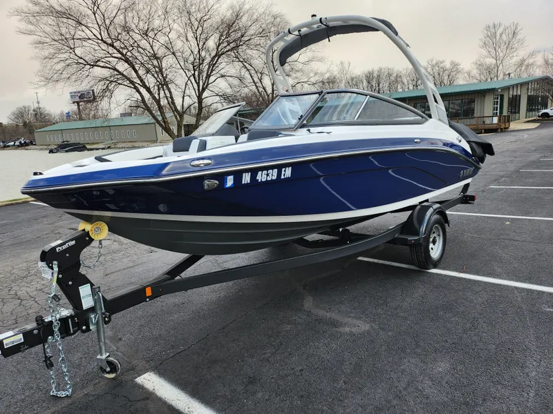 Slide: The Image of 2017 Yamaha Boats AR190 on trailer in parking lot. - 8