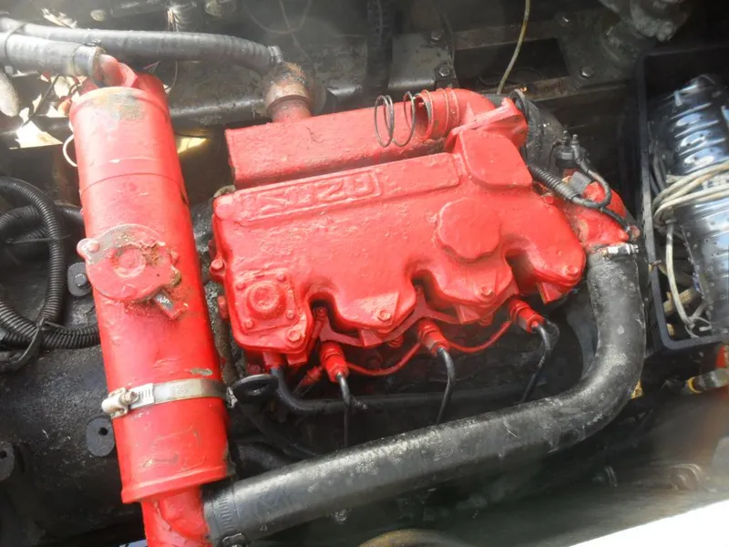 Slide: The Image of Red engine in a 1986 Symbol Yachtfisher, showcasing mechanical components and wiring. - 42