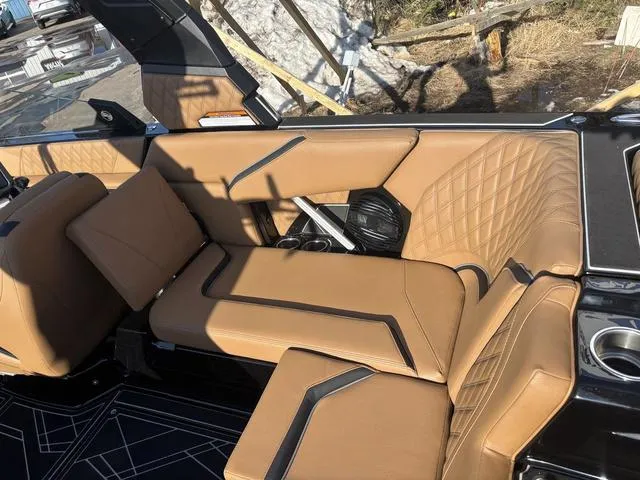 Slide: The Image of Tigé 22RZX 2025 - 17