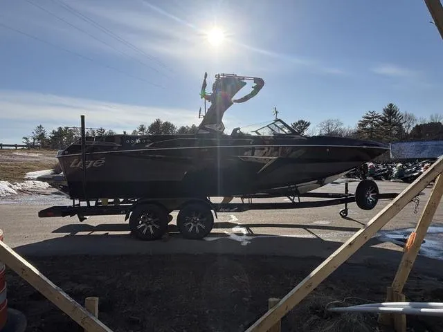 Slide: The Image of Tigé 22RZX 2025 - 5