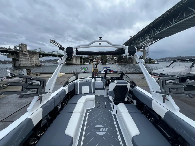 Slide: The Image of Malibu Wakesetter 23 LSV 2025 - 11