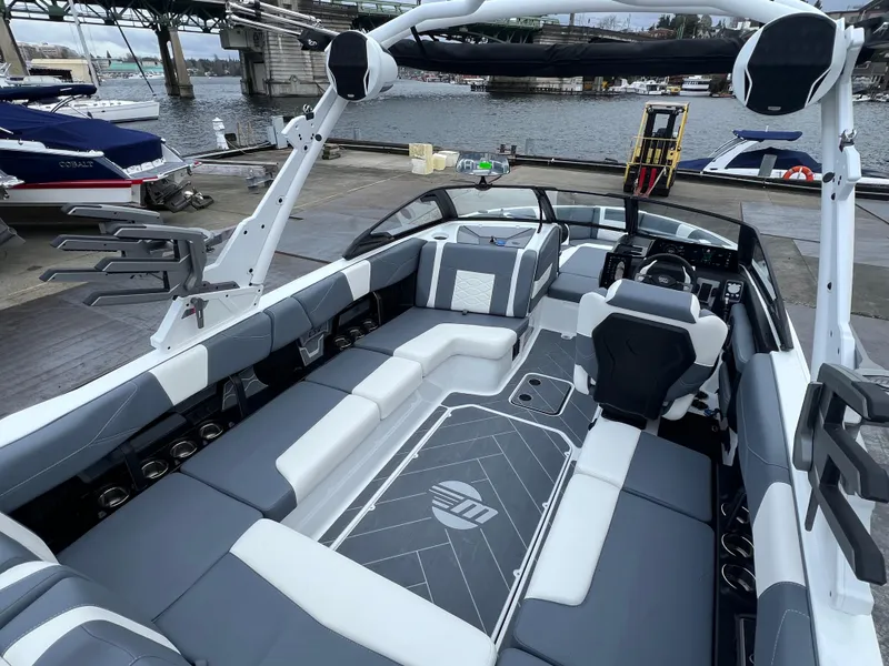 Slide: The Image of Malibu Wakesetter 23 LSV 2025 - 12