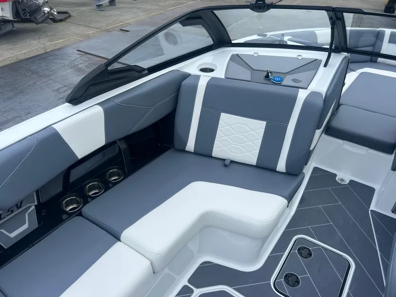 Slide: The Image of Malibu Wakesetter 23 LSV 2025 - 14