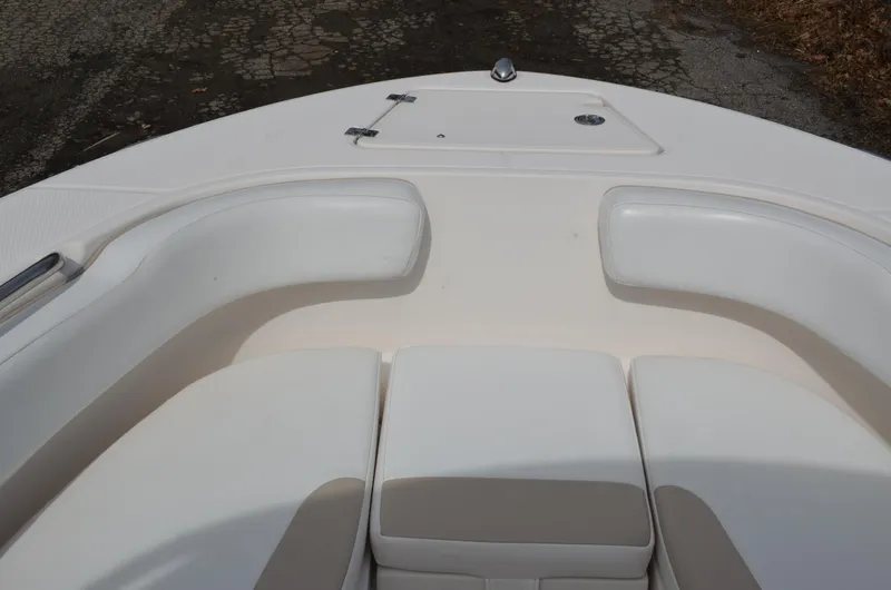 Slide: The Image of 2018 Robalo R200 Center Console boat with white cushioned seating. - 10