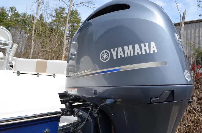 Slide: The Image of 2018 Robalo R200 Center Console with Yamaha outboard motor in outdoor setting. - 43