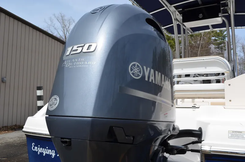 Slide: The Image of 2018 Robalo R200 Center Console with Yamaha 150 outboard motor. - 44