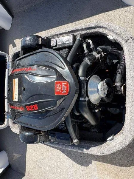 Slide: The Image of 2009 Moomba Outback SK engine, 325 MPI, black cover, detailed view. - 43