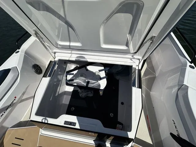 Slide: The Image of Axopar 29 Sun-Top 2025 - 19