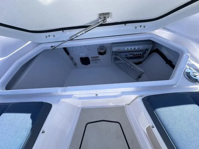 Slide: The Image of Axopar 29 Sun-Top 2025 - 9