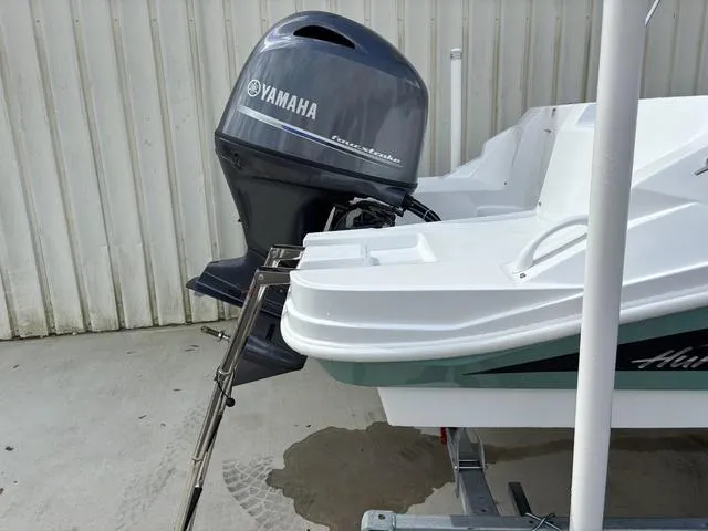 Slide: The Image of Hurricane SunDeck Sport 185 OB 2025 - 10