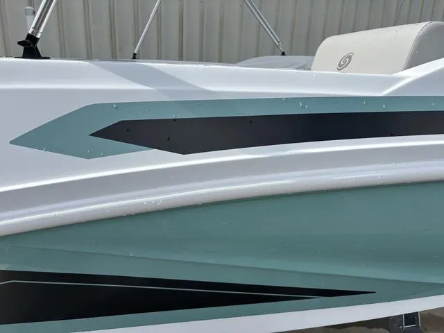 Slide: The Image of Hurricane SunDeck Sport 185 OB 2025 - 11