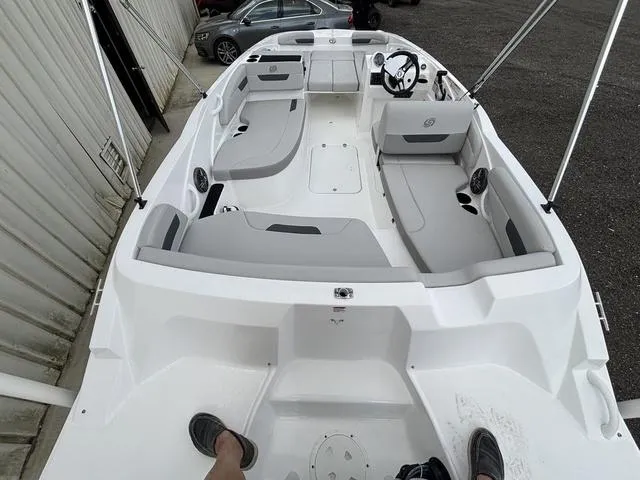 Slide: The Image of Hurricane SunDeck Sport 185 OB 2025 - 13