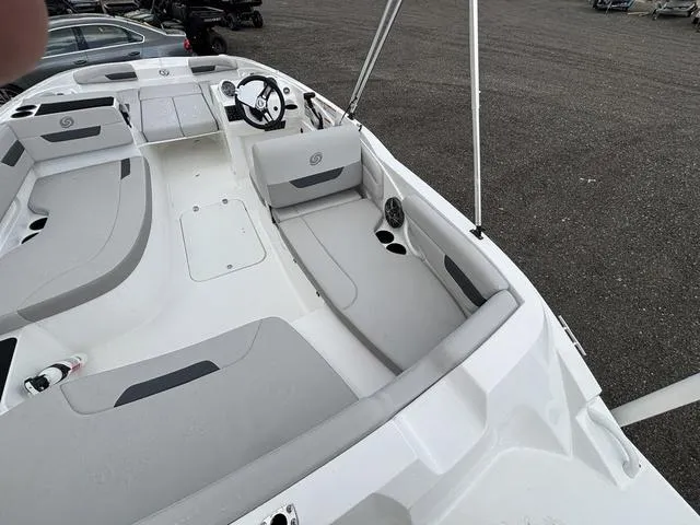 Slide: The Image of Hurricane SunDeck Sport 185 OB 2025 - 14