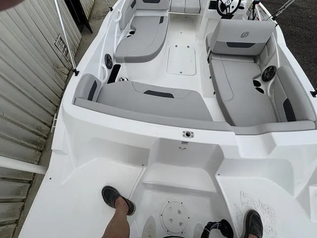 Slide: The Image of Hurricane SunDeck Sport 185 OB 2025 - 15