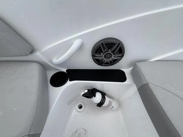 Slide: The Image of Hurricane SunDeck Sport 185 OB 2025 - 16