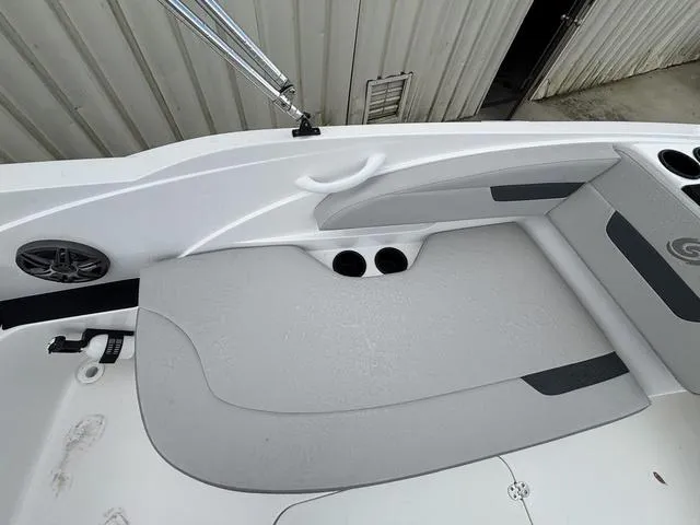 Slide: The Image of Hurricane SunDeck Sport 185 OB 2025 - 17