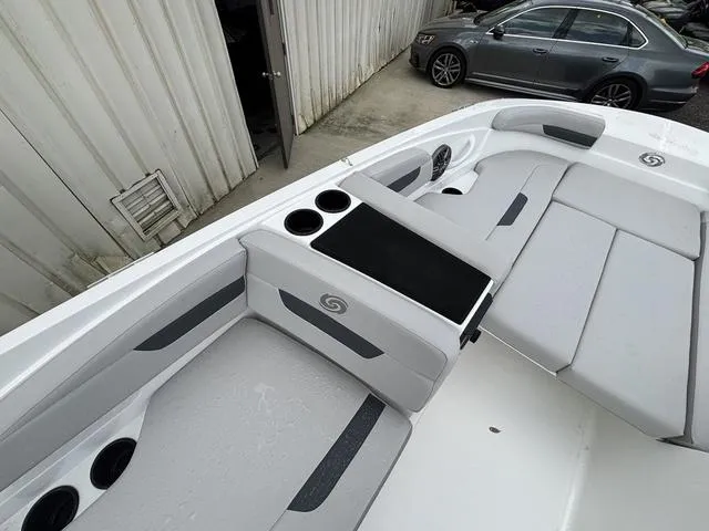 Slide: The Image of Hurricane SunDeck Sport 185 OB 2025 - 18