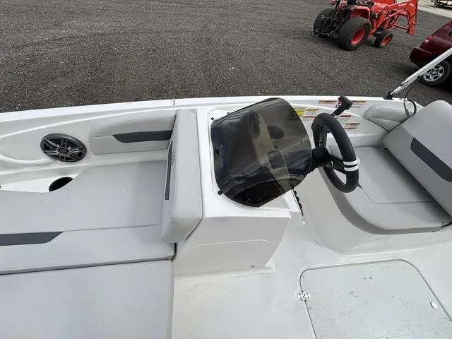 Slide: The Image of Hurricane SunDeck Sport 185 OB 2025 - 19