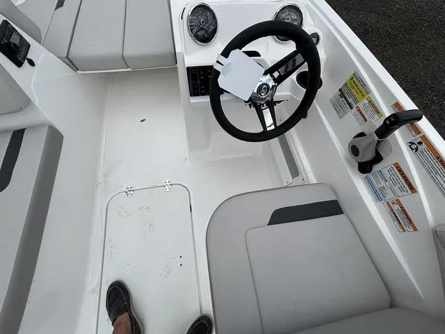 Slide: The Image of Hurricane SunDeck Sport 185 OB 2025 - 20