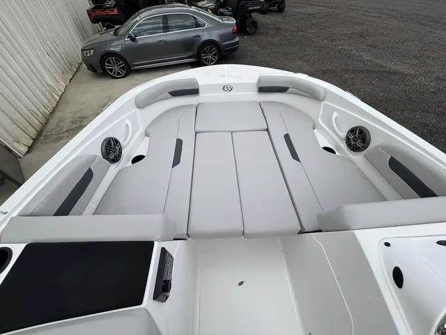 Slide: The Image of Hurricane SunDeck Sport 185 OB 2025 - 21