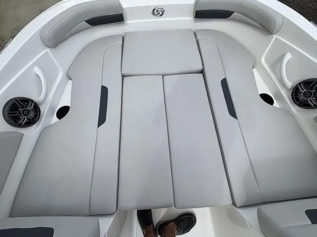 Slide: The Image of Hurricane SunDeck Sport 185 OB 2025 - 23