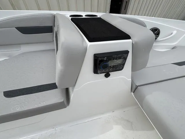 Slide: The Image of Hurricane SunDeck Sport 185 OB 2025 - 24