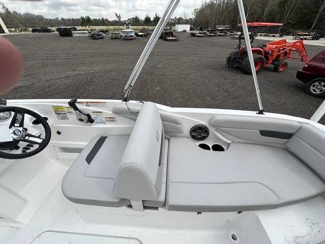 Slide: The Image of Hurricane SunDeck Sport 185 OB 2025 - 25