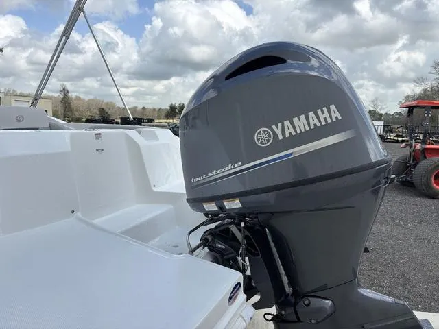 Slide: The Image of Hurricane SunDeck Sport 185 OB 2025 - 26