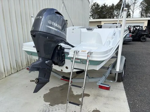 Slide: The Image of Hurricane SunDeck Sport 185 OB 2025 - 3