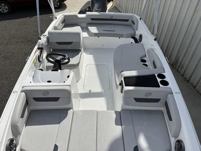 Slide: The Image of Hurricane SunDeck Sport 185 OB 2025 - 7