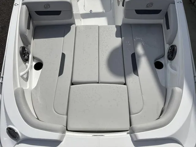 Slide: The Image of Hurricane SunDeck Sport 185 OB 2025 - 8