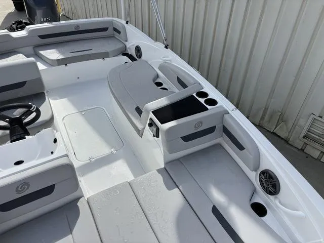 Slide: The Image of Hurricane SunDeck Sport 185 OB 2025 - 9