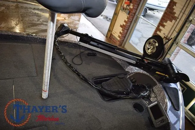 Slide: The Image of 2016 Stratos 176 VLO™ boat interior with trolling motor and electronics at Thayer's Marine. - 15