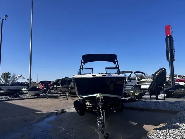Slide: The Image of 2023 Yamaha Boats AR250 on trailer under clear blue sky. - 6