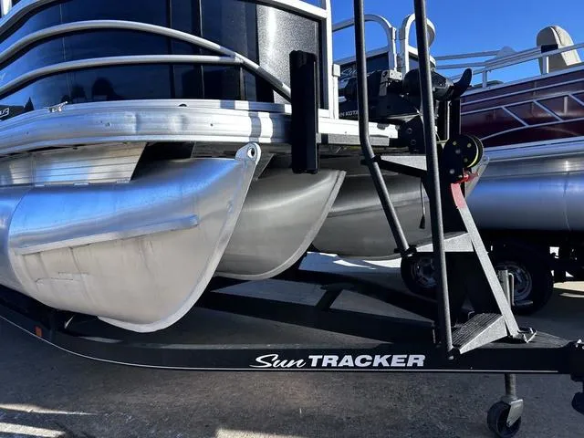 Slide: The Image of Sun Tracker Fishin' Barge 24 DLX 2019 - 10