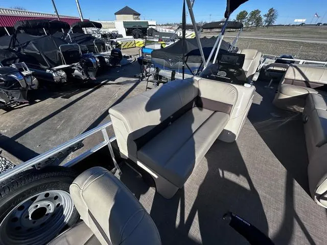 Slide: The Image of Sun Tracker Fishin' Barge 24 DLX 2019 - 13