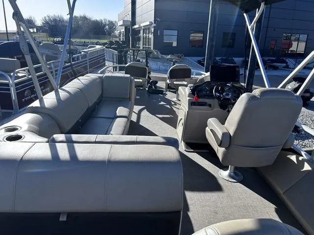 Slide: The Image of Sun Tracker Fishin' Barge 24 DLX 2019 - 17