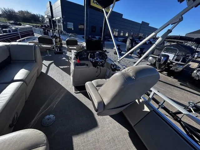 Slide: The Image of Sun Tracker Fishin' Barge 24 DLX 2019 - 19