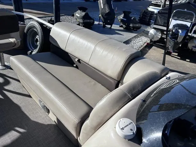Slide: The Image of Sun Tracker Fishin' Barge 24 DLX 2019 - 22