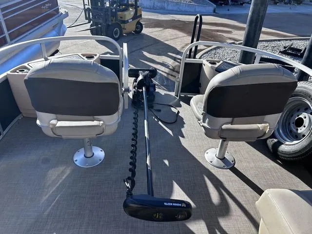Slide: The Image of Sun Tracker Fishin' Barge 24 DLX 2019 - 23
