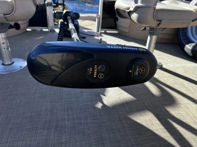 Slide: The Image of Sun Tracker Fishin' Barge 24 DLX 2019 - 24