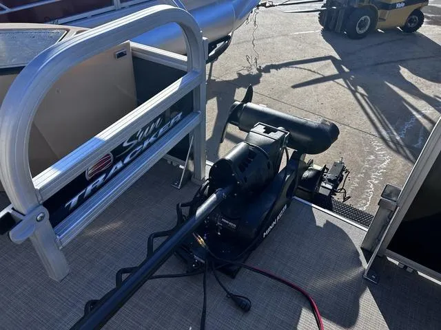 Slide: The Image of Sun Tracker Fishin' Barge 24 DLX 2019 - 25