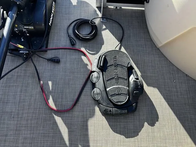 Slide: The Image of Sun Tracker Fishin' Barge 24 DLX 2019 - 26