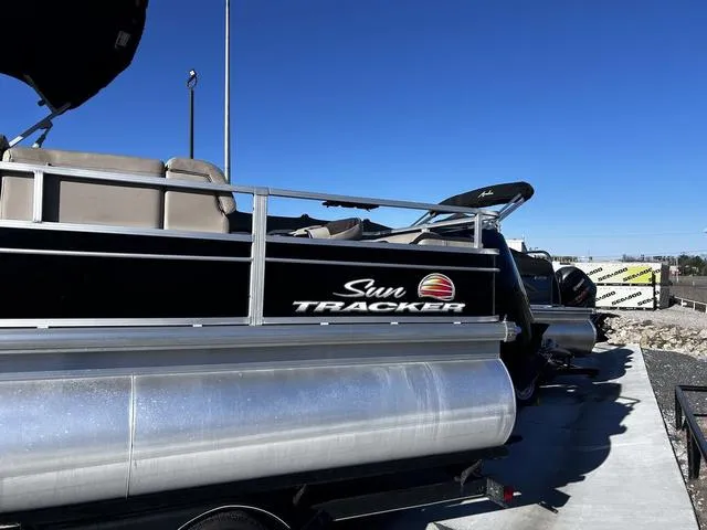 Slide: The Image of Sun Tracker Fishin' Barge 24 DLX 2019 - 3