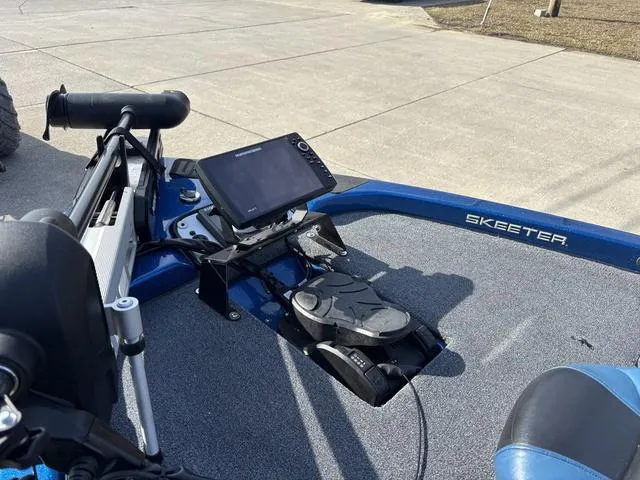 Slide: The Image of 2008 Skeeter ZX200 boat with advanced navigation system and trolling motor on deck. - 10