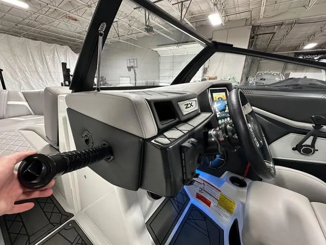 Slide: The Image of Tigé 25ZX 2021 - 12